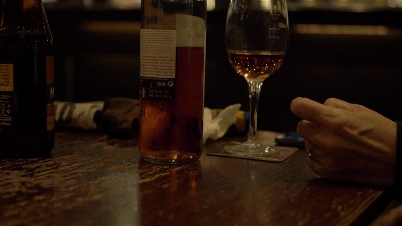 바 중간 패닝 샷의 테이블에 앉아 있는 여성의 손