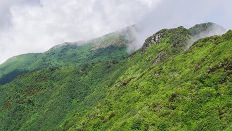 Timelapse-De-Nubes-Flotando-Sobre-Montañas