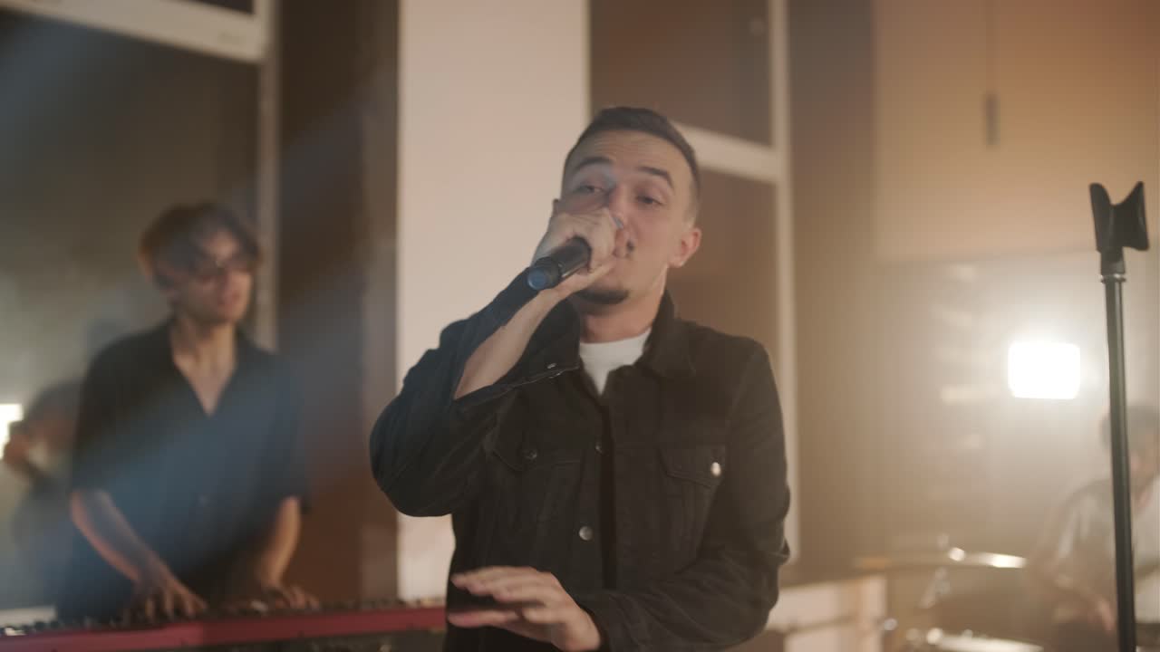 가수, 베이시스트, 피아니스트, 드러머, 기타리스트와 함께 라이브 밴드 공연