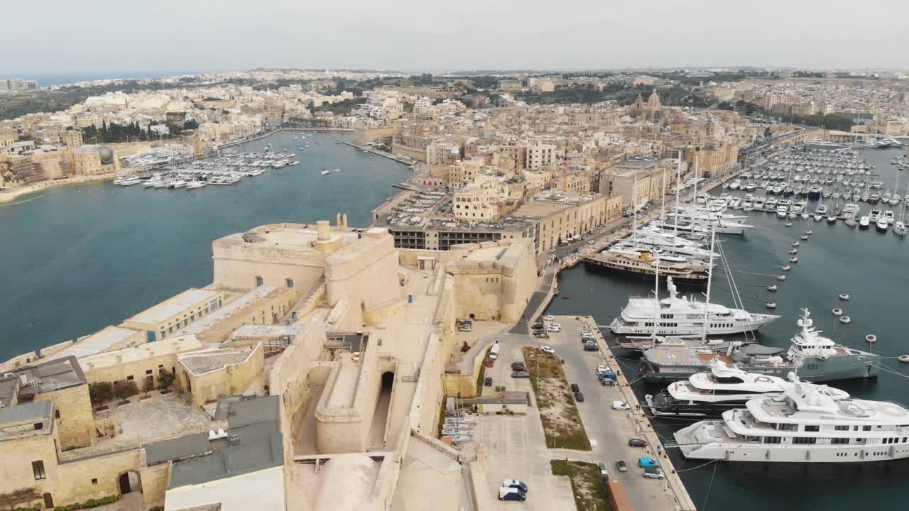Marina per yacht di Vittoriosa sul Grand Harbour nelle Tre Città di Malta - Ripresa aerea in sorvolo