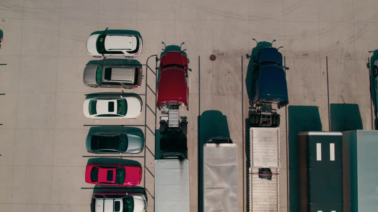 레드 세미  ⁇ 테일의 에픽  ⁇  다운 에어 안테나가 리퍼 - 드라이 밴 트레일러로 백업하여 연결합니다.