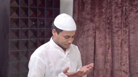 Hombre-Musulmán-Indio-Leyendo-Namaz