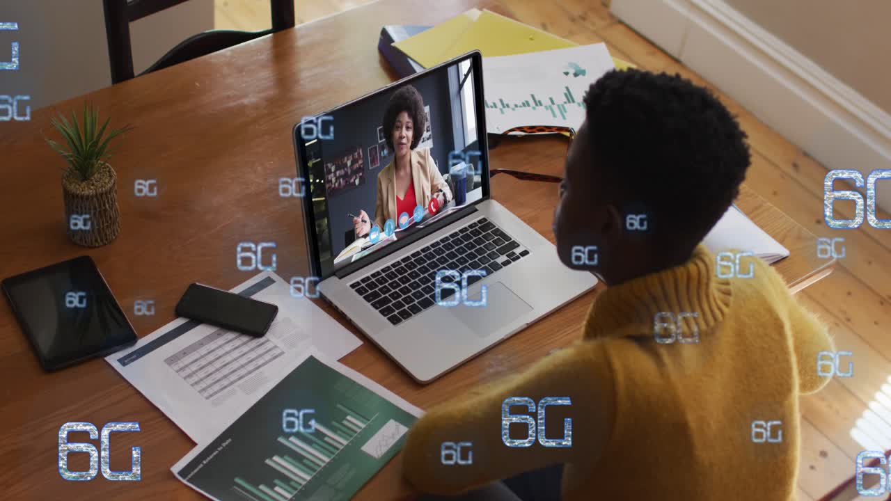 Animation af 6G over afrikansk-amerikansk kvinde der foretager videoopkald på bærbar computer