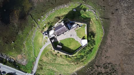 Vídeo-De-Drones-Del-Castillo-De-Kinvarra-En-Galway-Que-Muestra-El-Castillo-Desde-Arriba-Con-Las-Sombras-De-Las-Personas