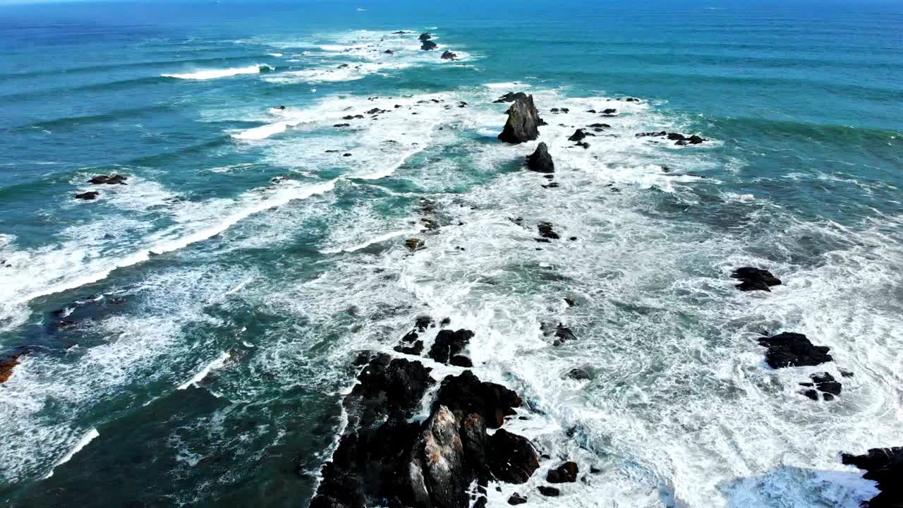 costa escarpada en cabo erimo en hokkaido, japón