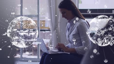 animación de globos con textos de negocios y iconos de personas sobre mujer caucásica usando portátil.