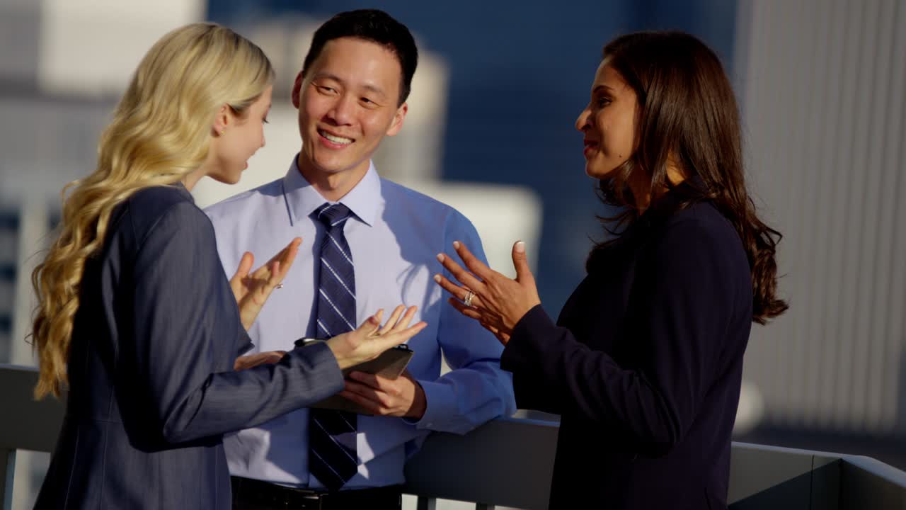 다민족 비즈니스 임원들이 지붕에서 태블릿을 사용합니다.