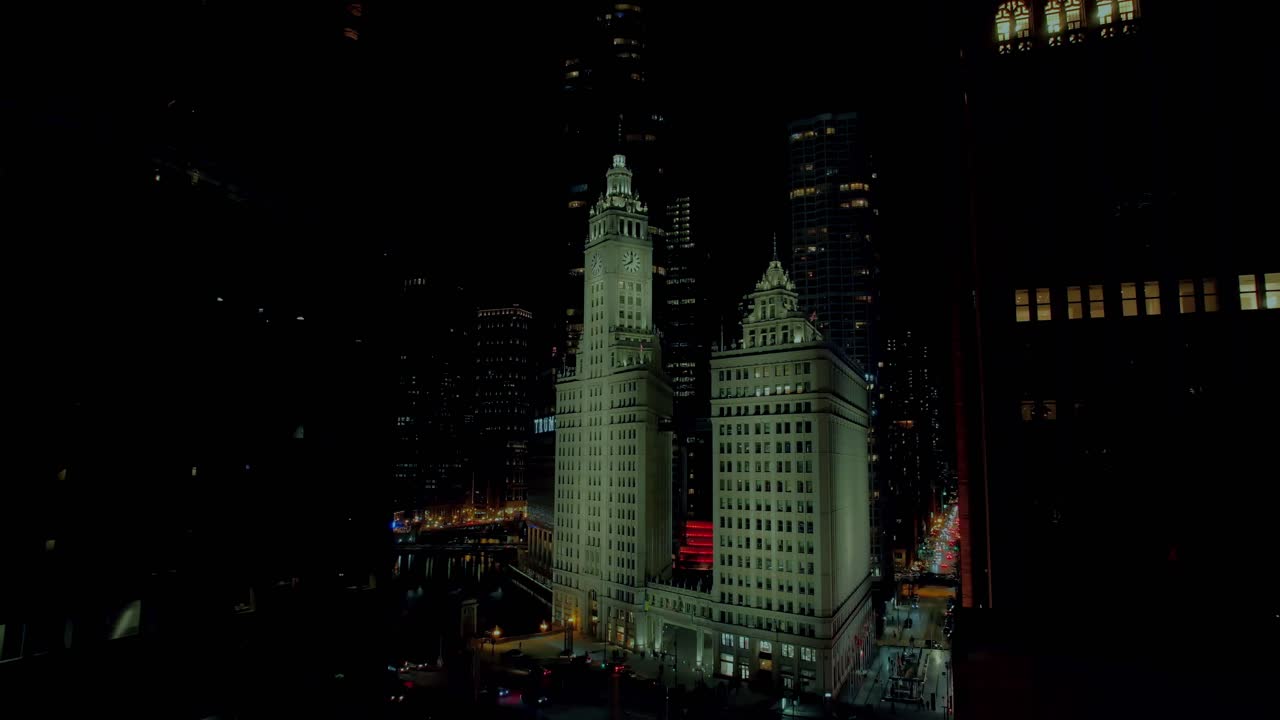 건물 사이 밤에 시카고 시내에서 앞으로 비행