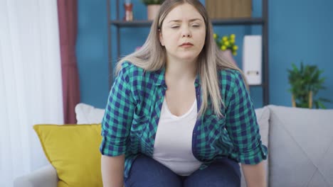 mujer joven experimentando mareos por movimientos repentinos.