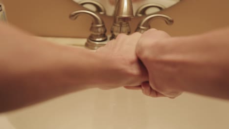 la crema de manos se frota en las manos