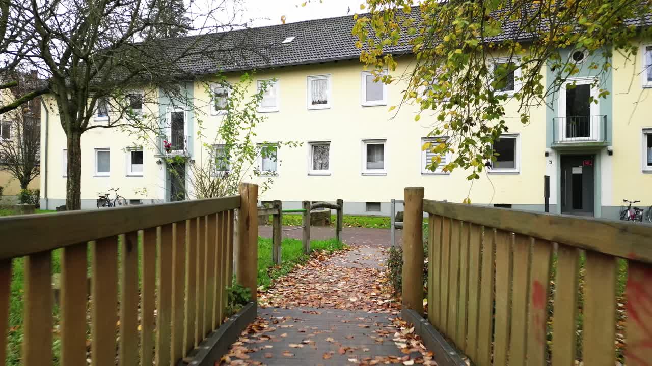 pequeño puente peatonal en el patio de recreo en dottendorf, alemania en una hermosa y fría mañana de otoño