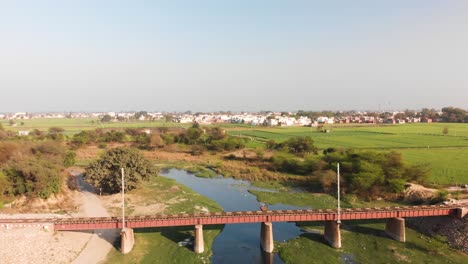 Puente-Ferroviario-Que-Cruza-La-Corriente-De-Aguas-Residuales