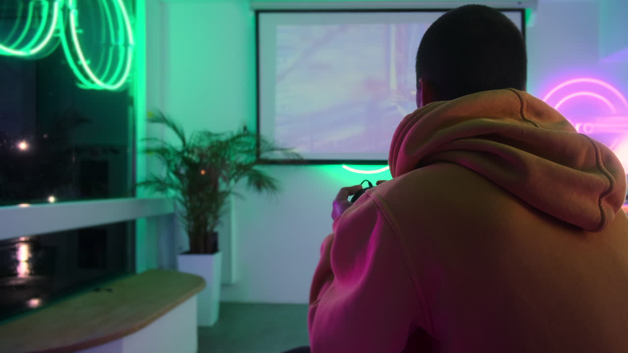 Gamer in una sala giochi illuminata al neon