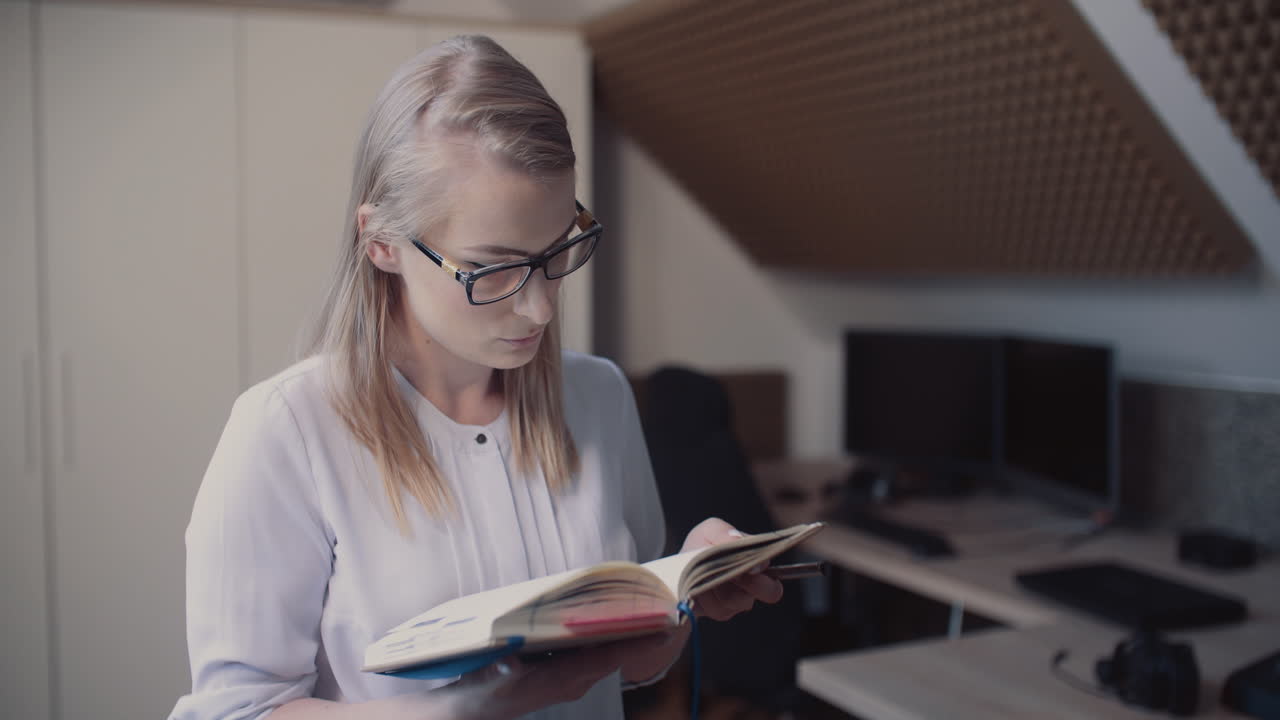primer plano de una mujer escribiendo notas después de una reunión de negocios