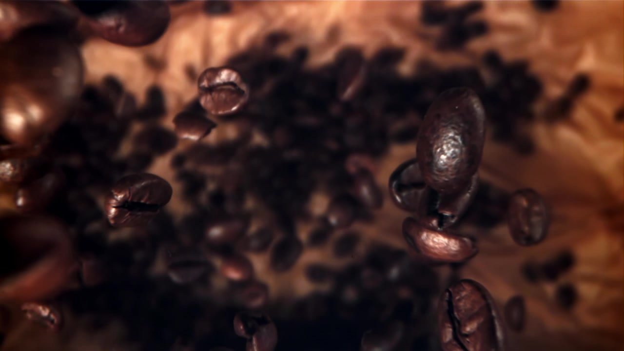 Fagioli di caffè arrostiti che cadono al rallentatore