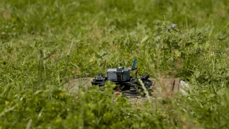 drone fpv despegando de una hermosa hierba verde