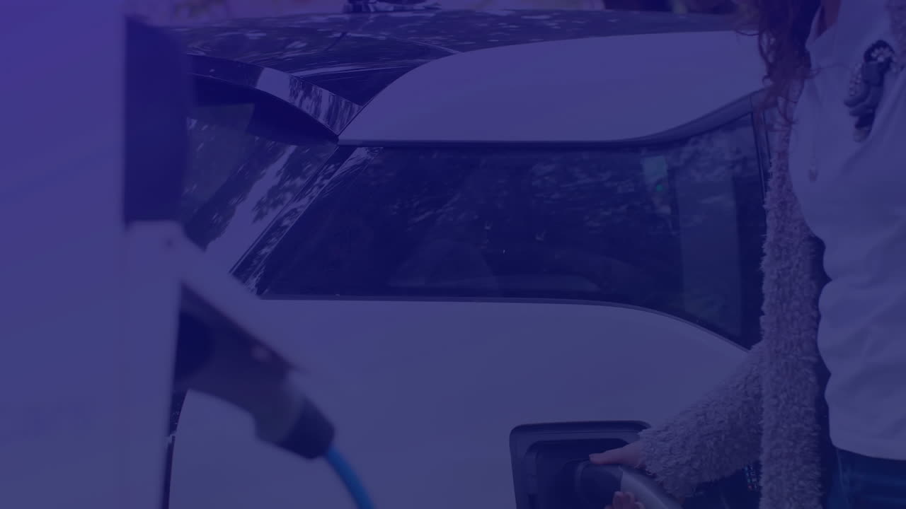 animación de procesamiento de datos sobre mujer caucásica cargando coche eléctrico.