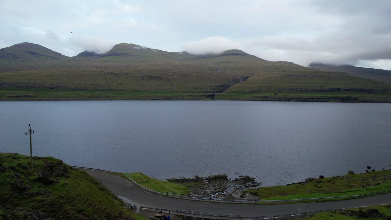페로 제도의 스트레모이 섬의 해안선에서 피오르드를 가로질러 볼 수 있는 에이스투로이 섬