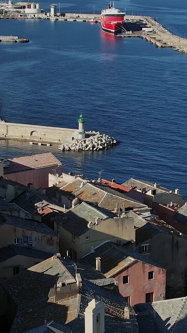 Vista del porto in Corsica, Francia, con edifici e mare in vista