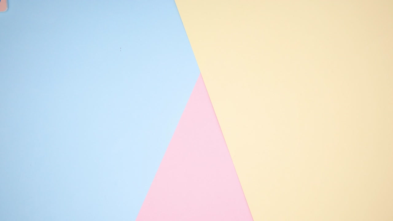 메이크업 제품은 파스텔 바탕에 나타납니다.