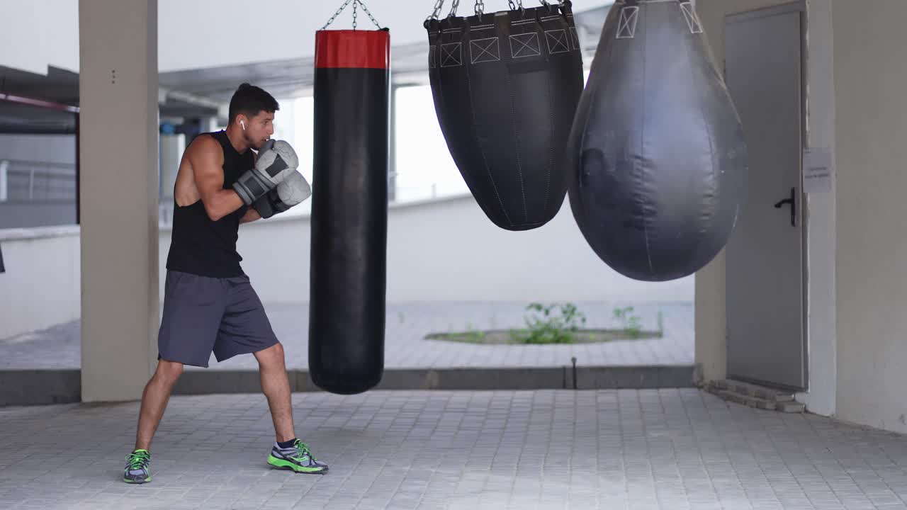 주차 구역 체육관 에서 권투 가방 에 대한 권투 선수 훈련 의 전체 길이