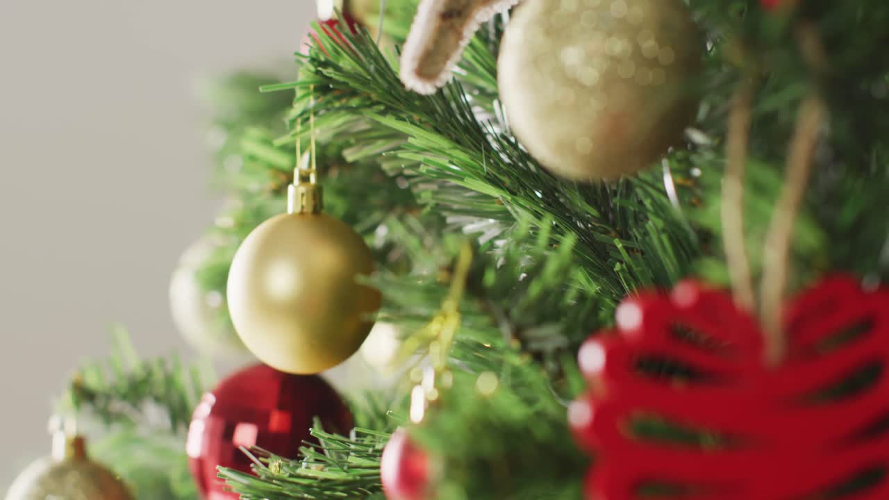 primer plano de las bolas de navidad y las decoraciones en el árbol de navidad verde