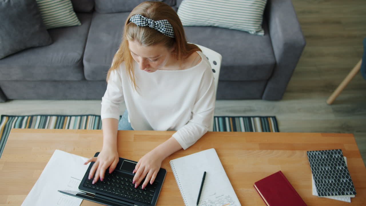 una adolescente que estudia en casa