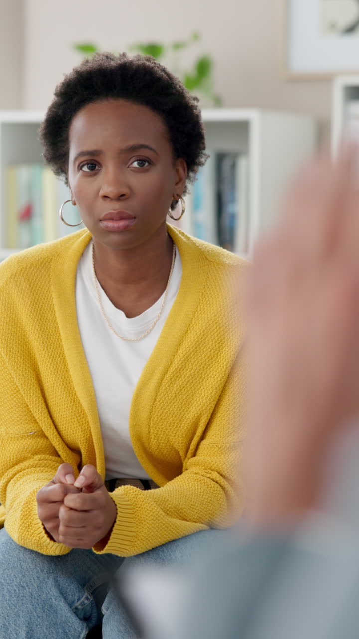 Donna che parla con un terapista in un ufficio