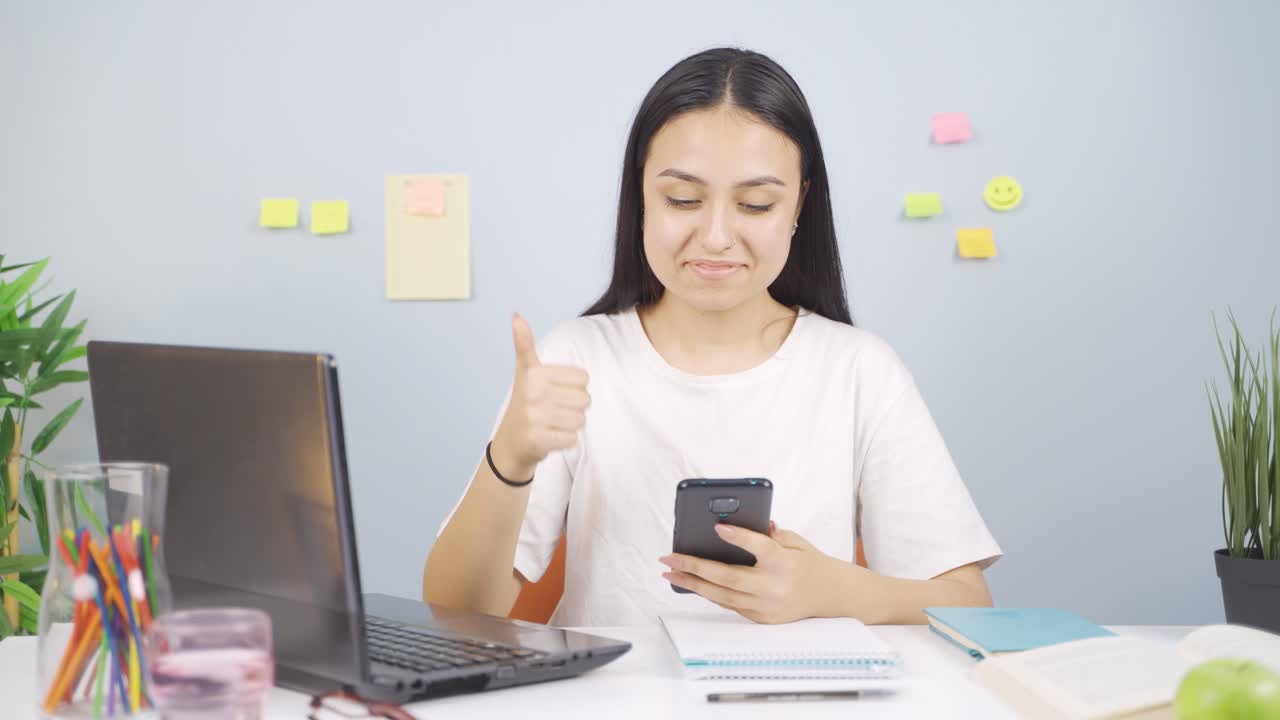 모바일 애플리케이션을 좋아하는 여성 학생입니다.