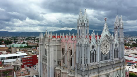 Aerial-drone-shot-of-Expiatory-Temple-Leon,-Guanajuato,-Mexico