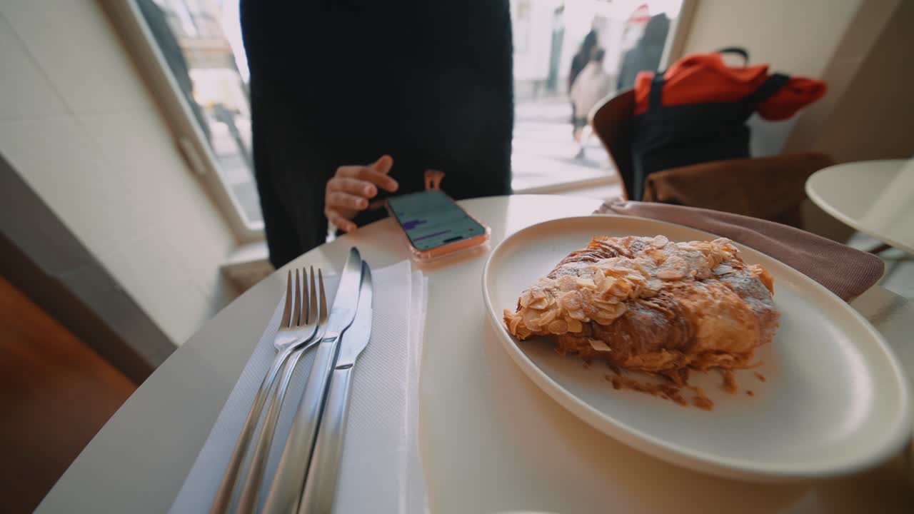 croissant y café en una cafetería