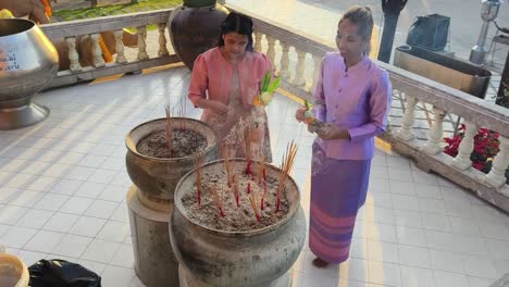 thai women praying at a temple