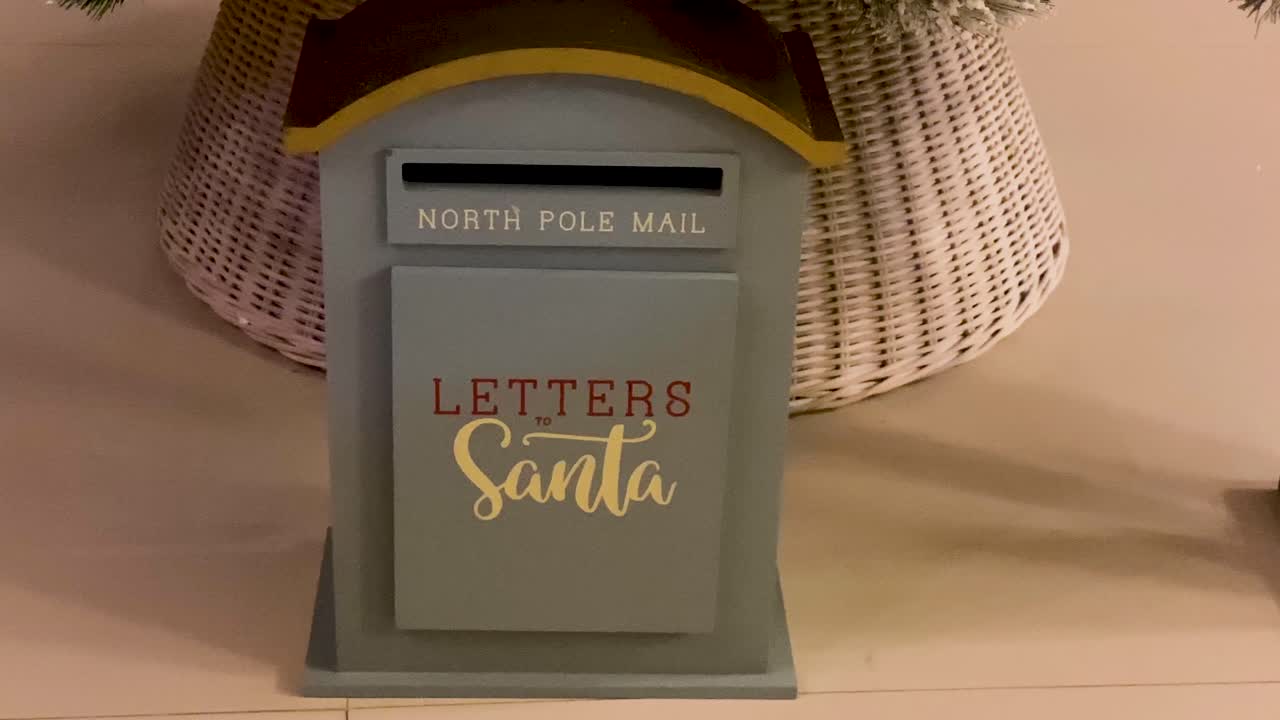 buzón de correo gris de primer plano para cartas a laponia a santa claus