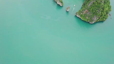 Die-Luftperspektive-Zeigt-Die-Insel-Kudu-Und-Den-Nationalpark-Ko-Kudu-Yai,-Umgeben-Vom-Türkisfarbenen-Wasser-Der-Phang-Nga-Bay,-Thailand