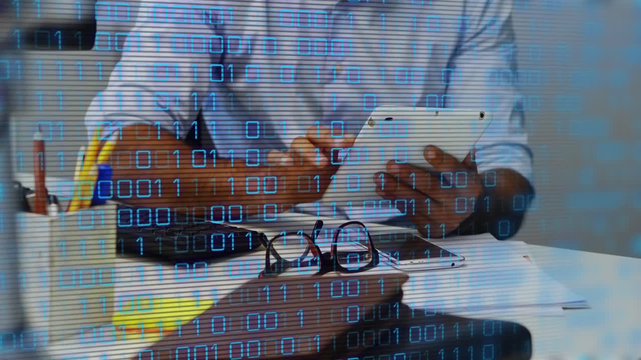 animación del procesamiento de datos sobre un hombre de negocios afroamericano que usa una tableta