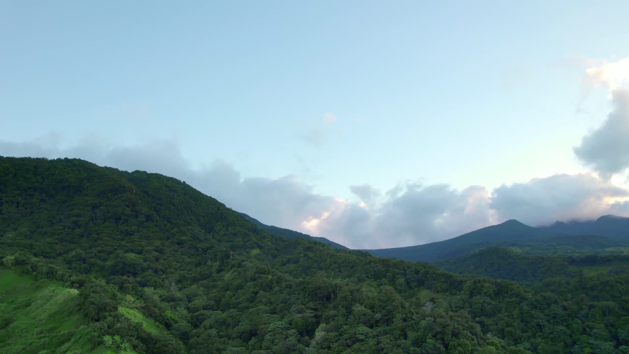 과달루프 의 산맥 경사 에 있는 끝없는 열대 정글, 공중 에서 볼 수 있는 모습