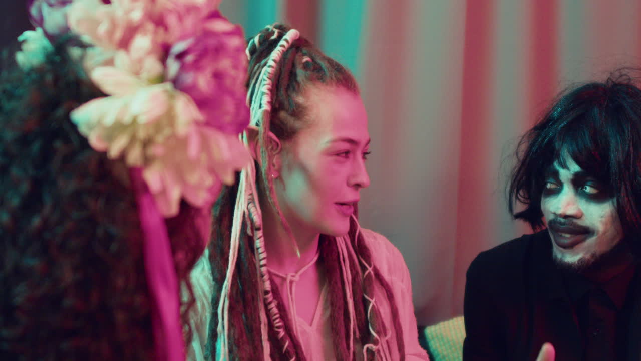 할로윈 파티에서 이야기하는 친구들