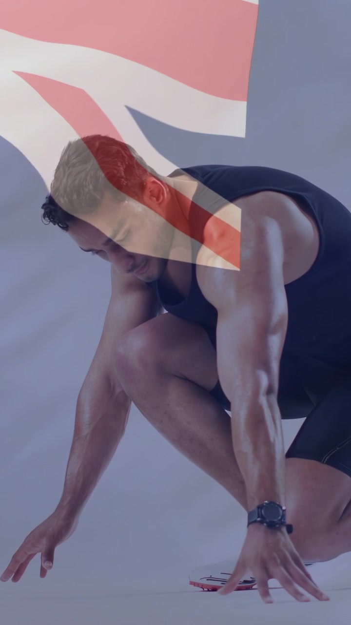 Vertikální video: Muž přenáší váhu, snižuje se do dřepu a připravuje se na sportovní start s překryvem vlajky.