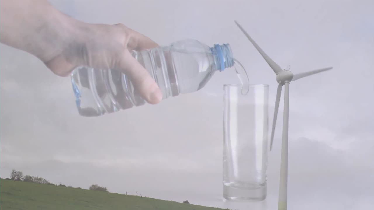 animación de una mujer caucásica vertiendo agua en una botella de plástico y una turbina eólica