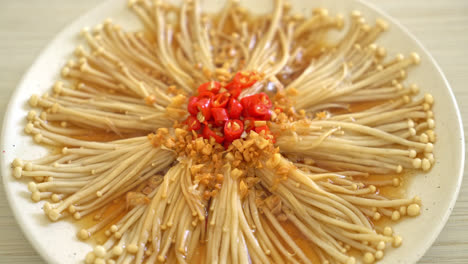 Hausgemachter-Gedämpfter-Goldener-Nadelpilz-Oder-Enokitake-Mit-Sojasauce,-Chili-Und-Knoblauch