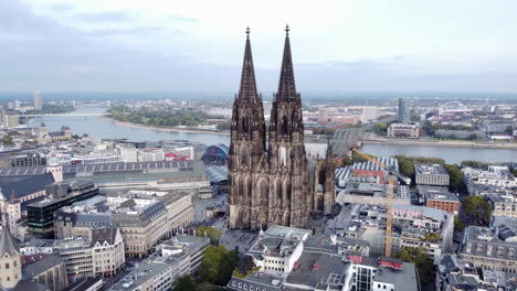 Der-Kölner-Dom-Mit-Seinen-Ikonischen-Zwillingstürmen-Und-Blick-Auf-Den-Rhein-In-Köln,-Deutschland