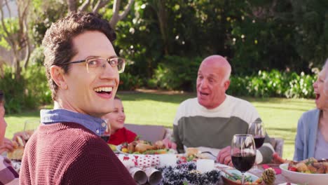 Porträt-Einer-Glücklichen-Kaukasischen-Familie-Beim-Abendessen-Im-Garten