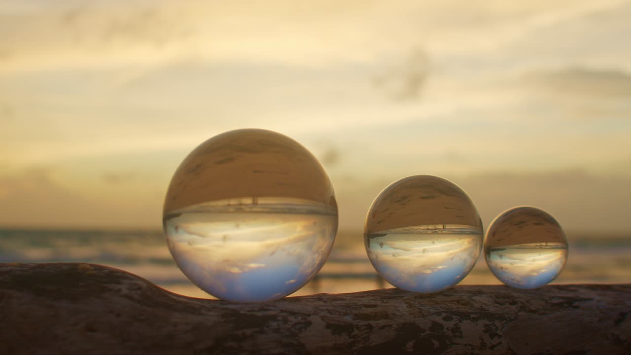 una bellissima vista magica del cielo del tramonto in palle di cristallo.