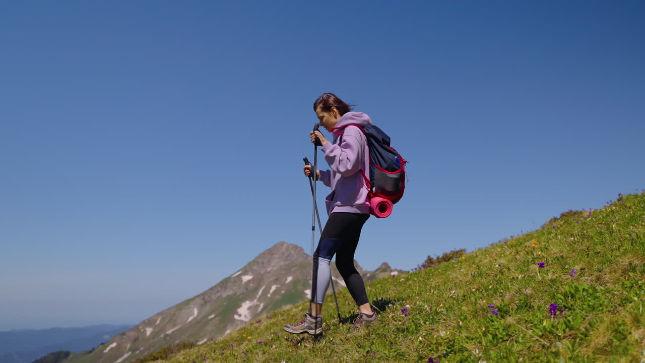 Mujer, excursión, en, montañas