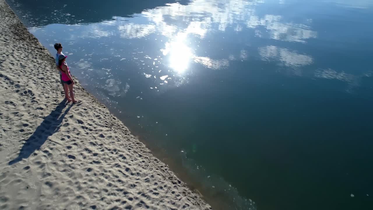 호숫가 에 함께 서 있는 부부 4k