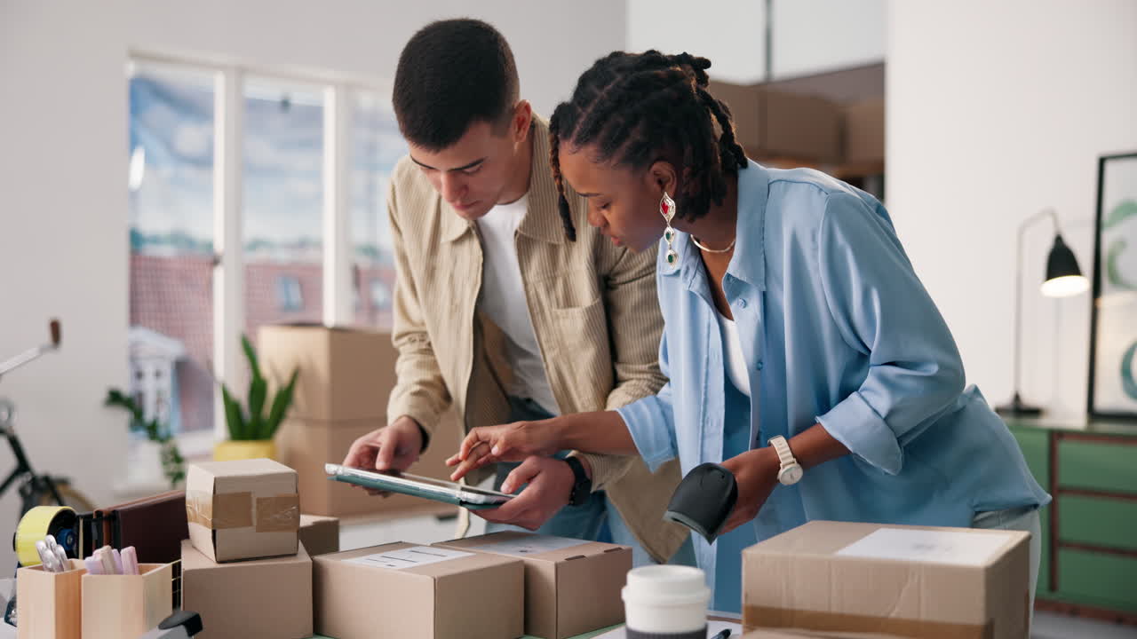 Coppia che gestisce una piccola impresa di spedizioni e ordini di e-commerce