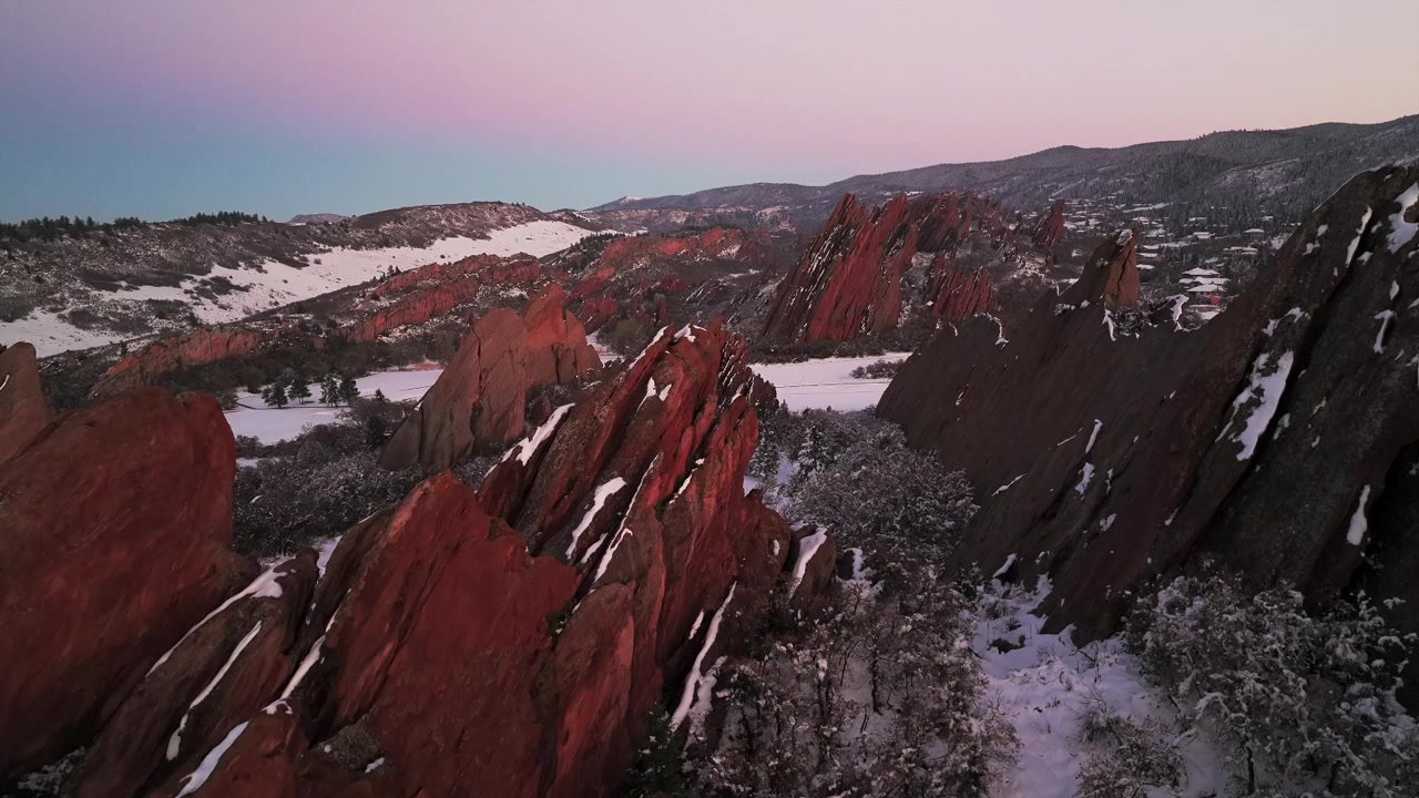 Kevättalvi lumipeitteinen Roxborough State Park Fountain Valley Trail rosoiset punaiset hiekkakivikalliot drone-ilmakuva maisema Denver Littleton Sterling Ranch Colorado Front Range Kalliovuoret eteenpäin ylös