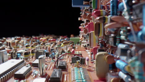placa de circuito complejo con componentes eléctricos coloridos, detalle de la lente de la sonda