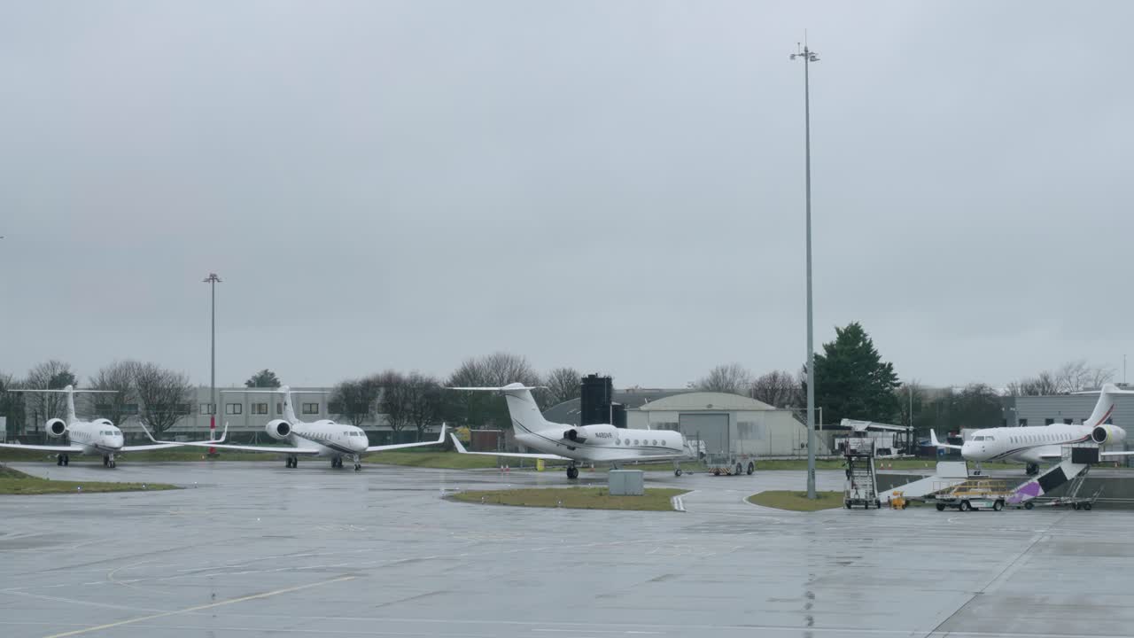 Privata jetflygplan parkerade och taxar på flygplatsen i Paris, Frankrike, Europa