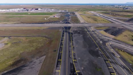 pista de rodaje recta en un aeródromo vacío abierto en islandia, disparo de avión no tripulado